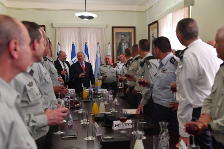 ראש הממשלה בנימין נתניהו עם חברי פורום מטכל במבנה צריף בן גוריון בקריה,ה...