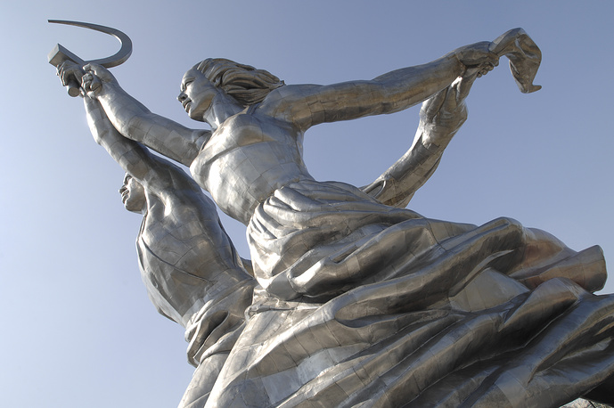 Ðåñòàâðàöèÿ ïàìÿòíèêà "Ðàáî÷èé è êîëõîçíèöà"