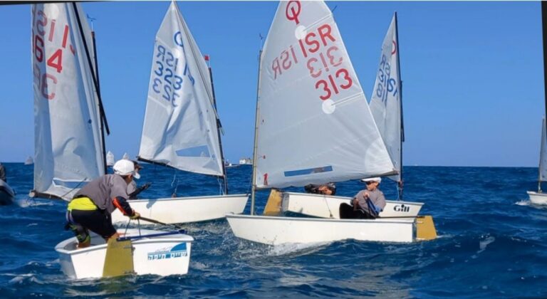 Зимняя флотилия имени покойного Реувена Седнаи  Фото Ли Бен-Нун