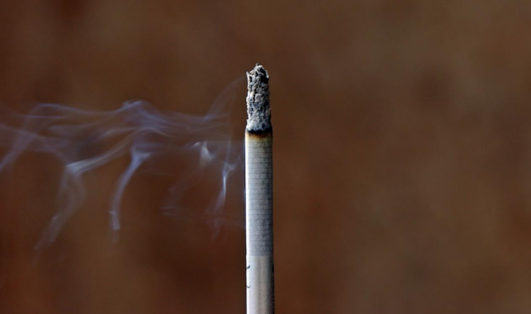 Сигарета гаснет...